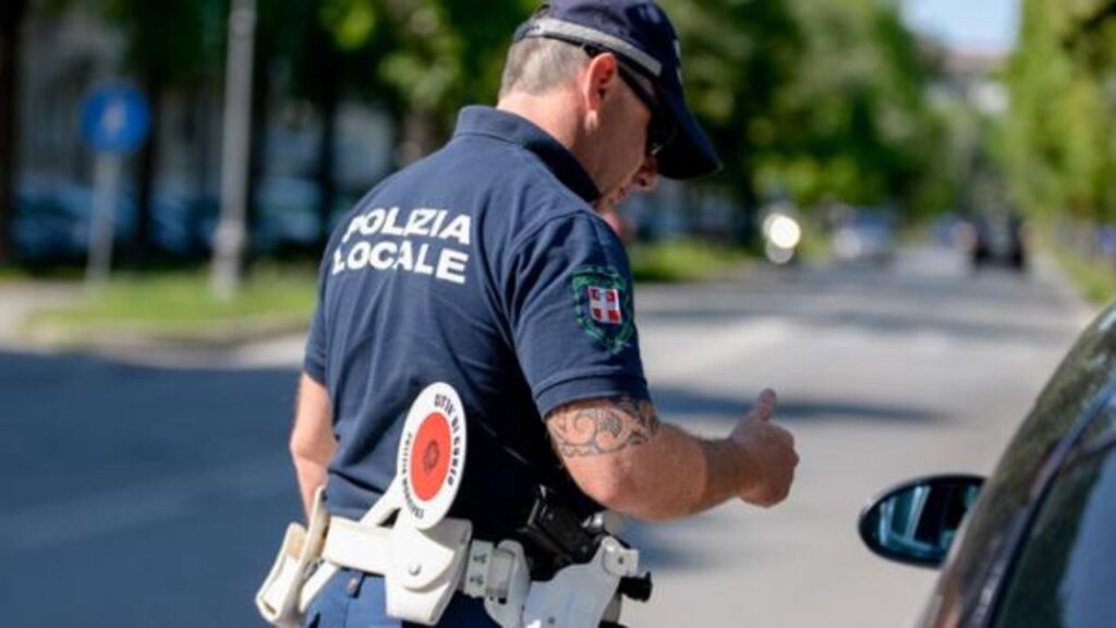 Polizia locale che dice ok al conducente durante il post di bocco