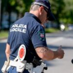 Polizia locale che dice ok al conducente durante il post di bocco