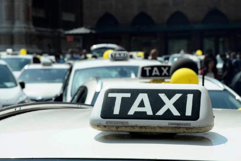 Insegna Taxi sopra al veicolo