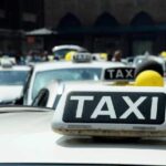 Insegna Taxi sopra al veicolo
