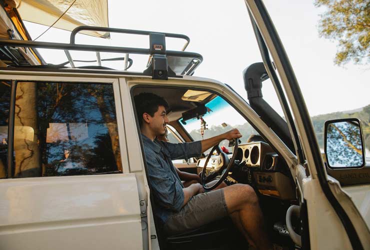 Ragazzo guida auto