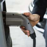 Ricarica auto elettrica - fonte Freepik - mobilitasostenibile.it