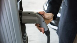 Ricarica auto elettrica - fonte Freepik - mobilitasostenibile.it