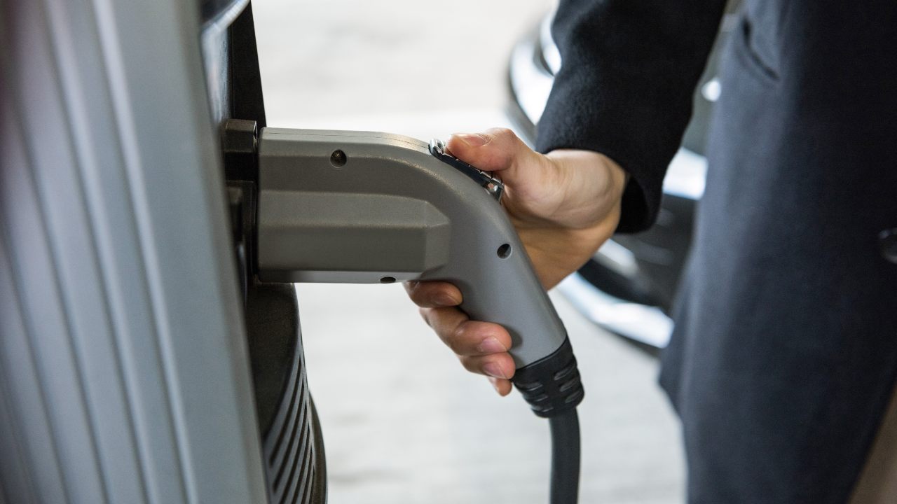 Ricarica auto elettrica - fonte Freepik - mobilitasostenibile.it