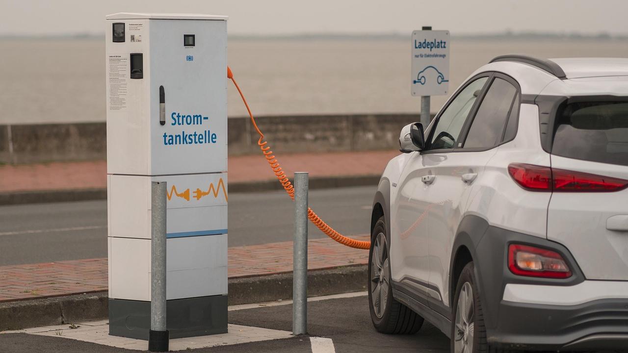 Ricarica auto elettrica - fonte Pixabay - mobilitasostenibile.it