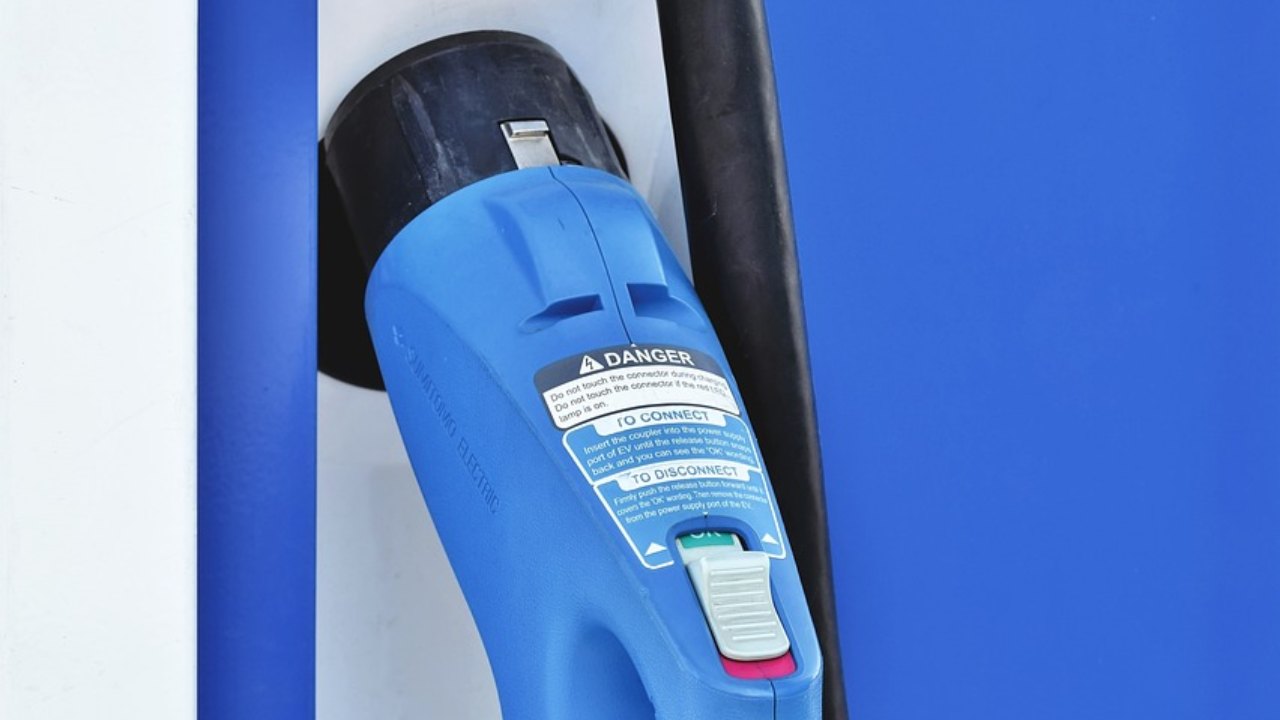 Ricarica elettrica - fonte Pixabay - mobilitasostenibile.it