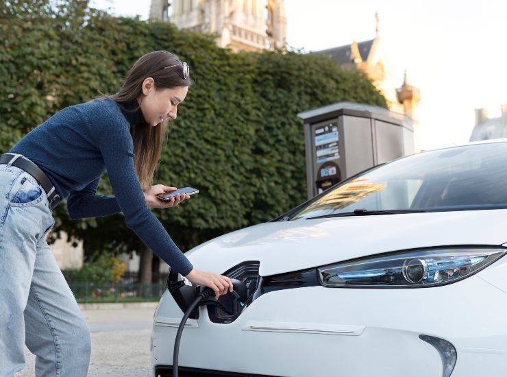 Ricaricare auto elettrica - fonte Freepik - mobilitasostenibile.it