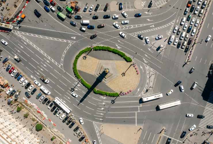 Rotonda-stradale-Foto-di-Mikhail-Nilov-da-Pexels-MobilitàSostenibile.it