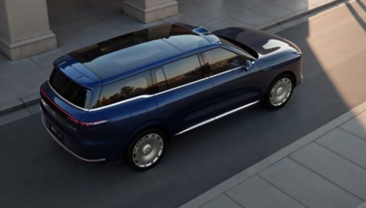 SUV elettrico su strada