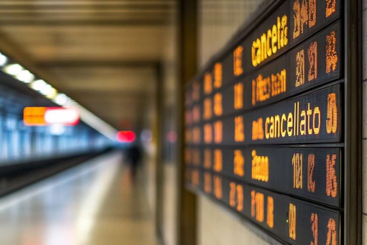 Cartello treni cancellati