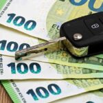 Banconote da 100€ e chiavi auto