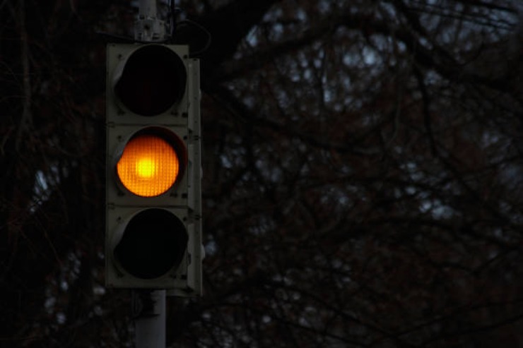 Semaforo lampeggiante di notte