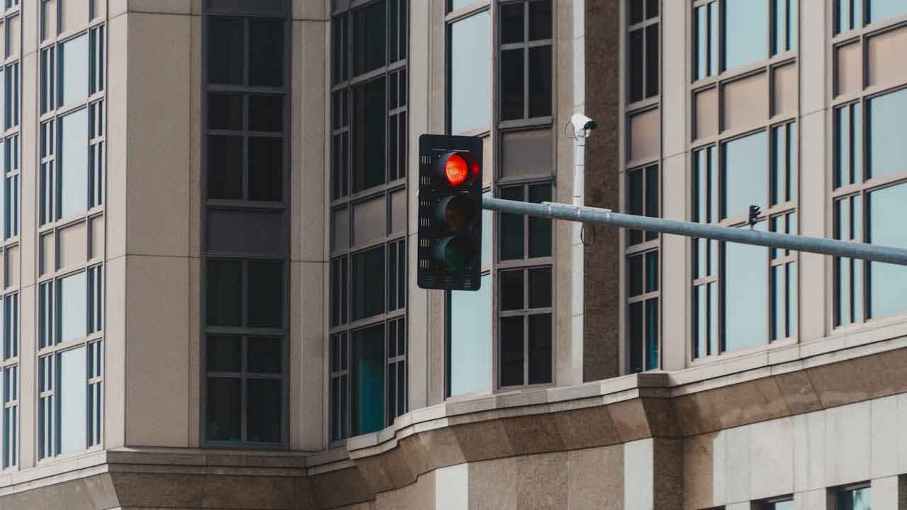 Semaforo-rosso-Foto-di-Vitaliy-Haiduk-da-Pexels-MobilitàSostenibile.it