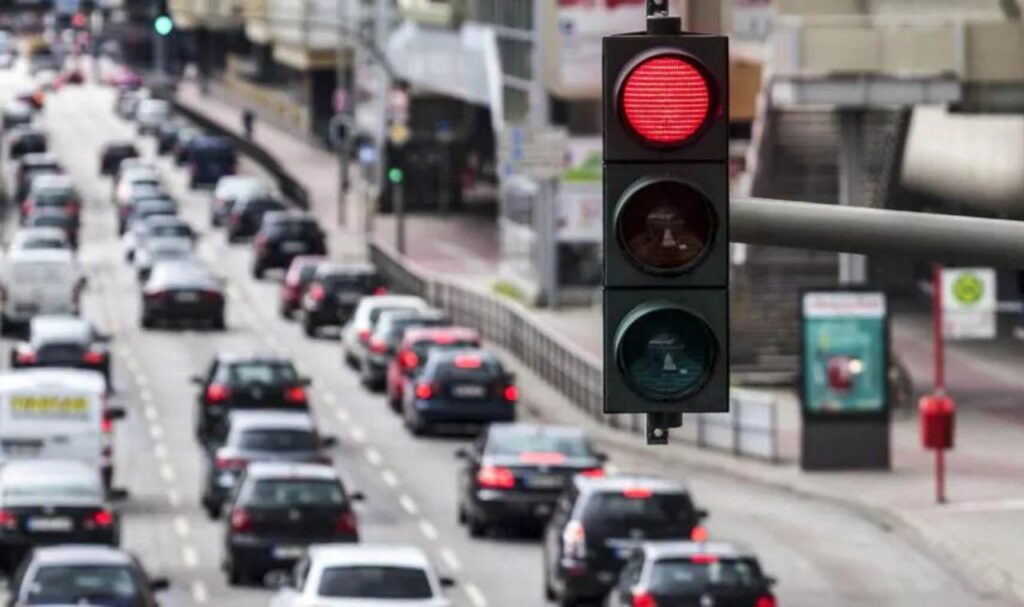 Semaforo rosso e auto in strada