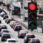 Semaforo rosso e auto in strada