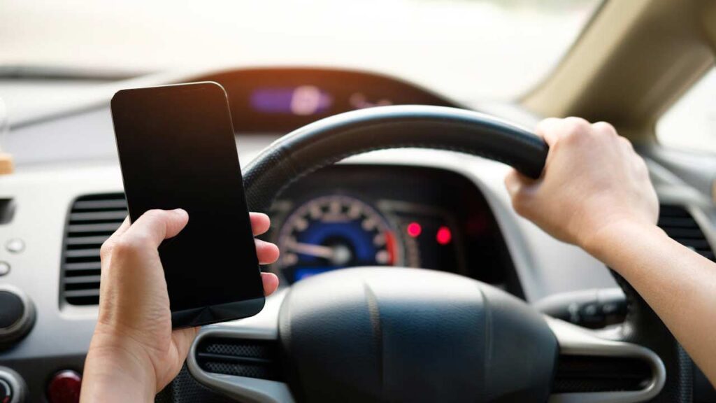 Smartphone-Foto-di-Acharaporn-Kamornboonyarush-da-Pexels-MobilitàSostenibile.it