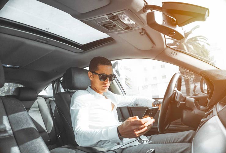 Smartphone-alla-guida-Foto-di-Hassan-OUAJBIR-da-Pexels-MobilitàSostenibile