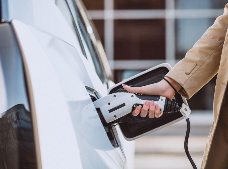 Sparisce l'esenzione dal bollo per le auto elettriche - fonte Freepik - mobilitasostenibile.it
