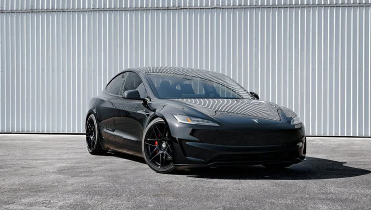 Tesla in strada