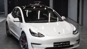 Tesla Model 3 in autosalone