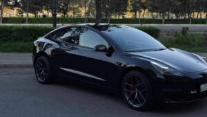 Tesla Model 3 in strada