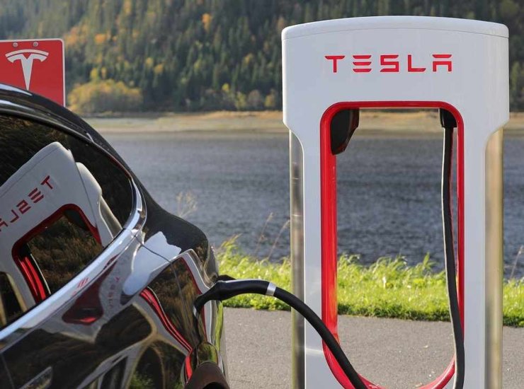 Tesla Supercharger e il confronto - fonte Pixabay - mobilitasostenibile.it