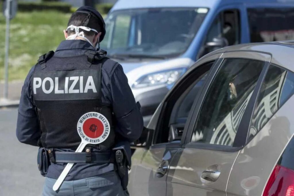 Posto di blocco, polizia che controlla conducente