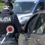 Posto di blocco, polizia che controlla conducente