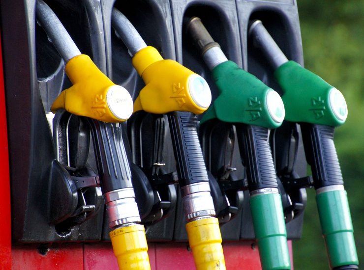 Un confronto tra la benzina e il diesel - fonte Pixabay - mobilitasostenibile.it