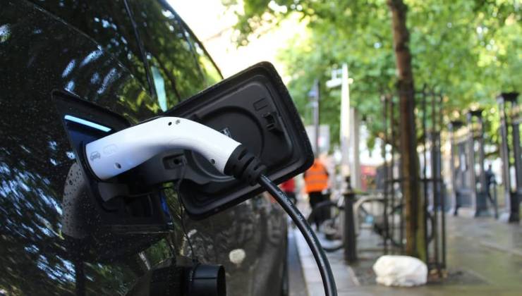 Auto elettrica in carica