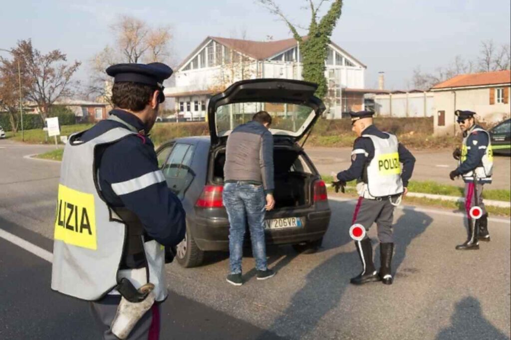 Posto di blocco, controllo bagagliaio