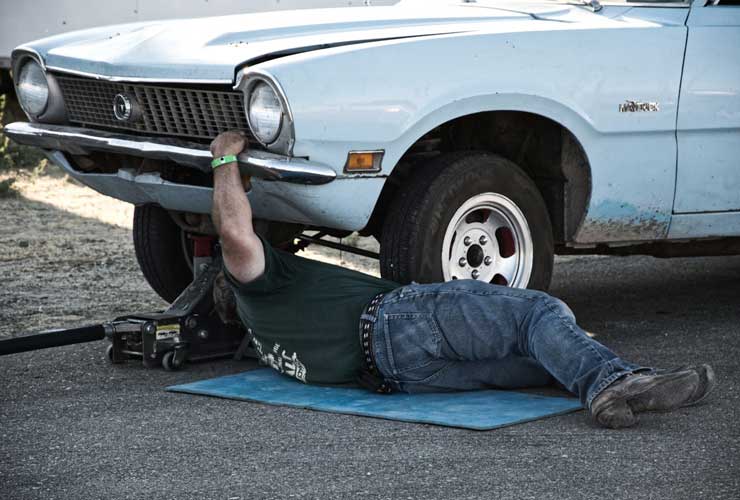 Aggiustare-motore-Foto-di-Kevin-Bidwell-da-Pexels-MobilitàSostenibile.it