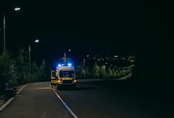 Ambulanza-per-strada-Foto-di-Mikhail-Nilov-da-Pexels-MobilitàSostenibile