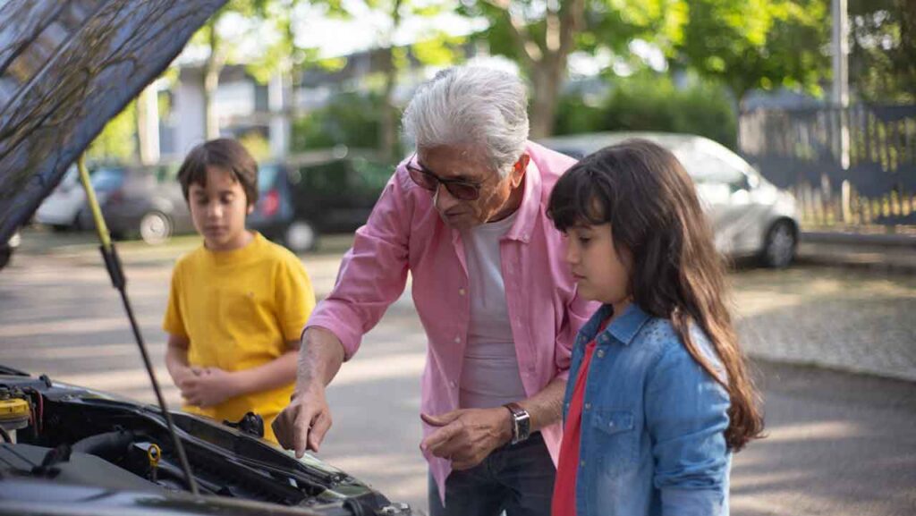 Anziano-con-automobile-Foto-di-Kampus-Production-da-Pexels-MobilitàSostenibile
