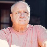 Anziano-triste-Foto-di-Kindel-Media-da-Pexels-MobilitàSostenibile