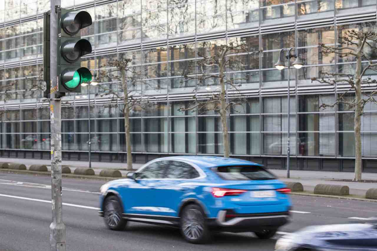 Auto che passa con il semaforo verde