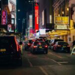 Auto-di-notte-Foto-di-Yura-Forrat-da-Pexels-MobilitàSostenibile.it