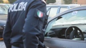 Auto distrutta e poliziotto