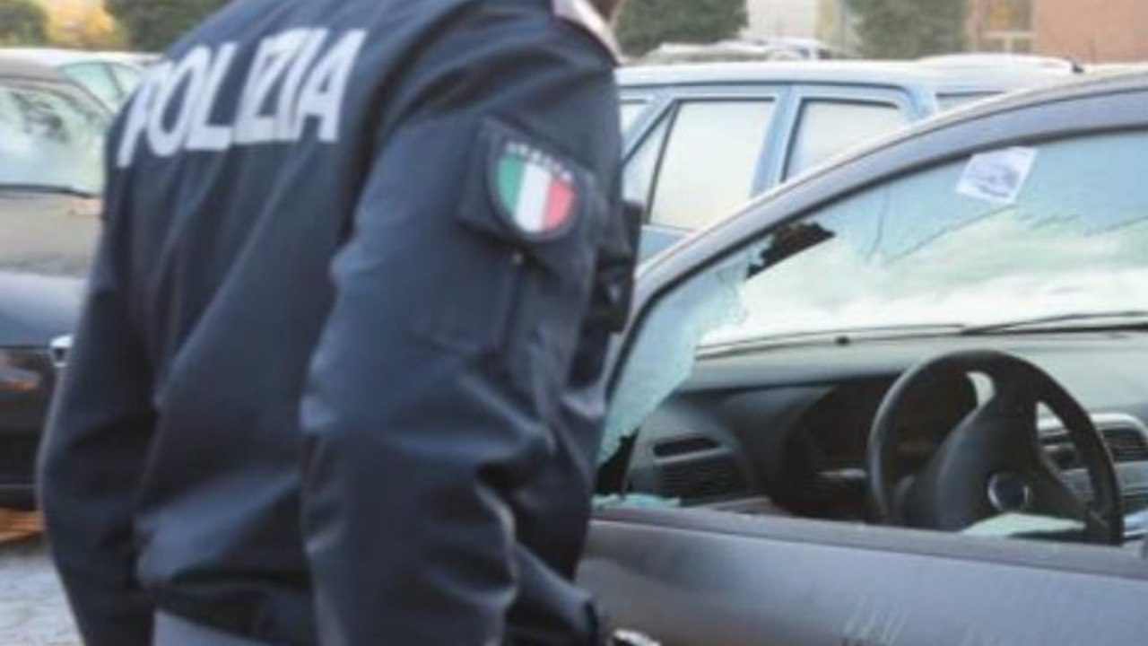 Auto distrutta e poliziotto