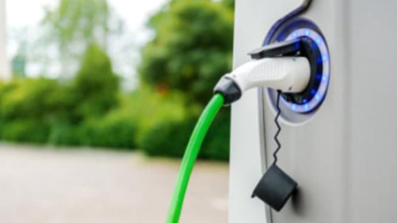 Auto elettrica in carica