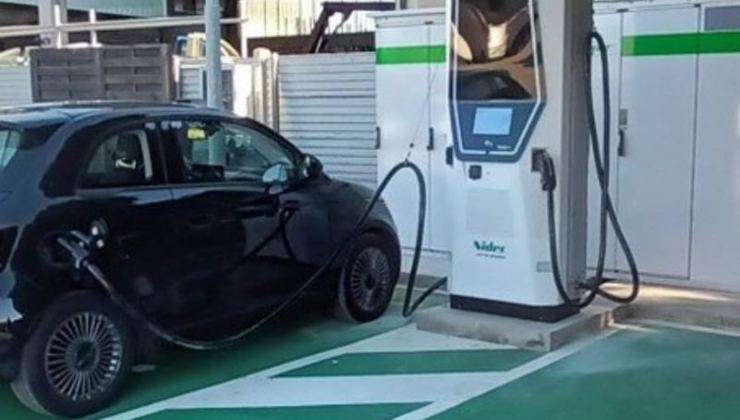 Auto elettrica in carica