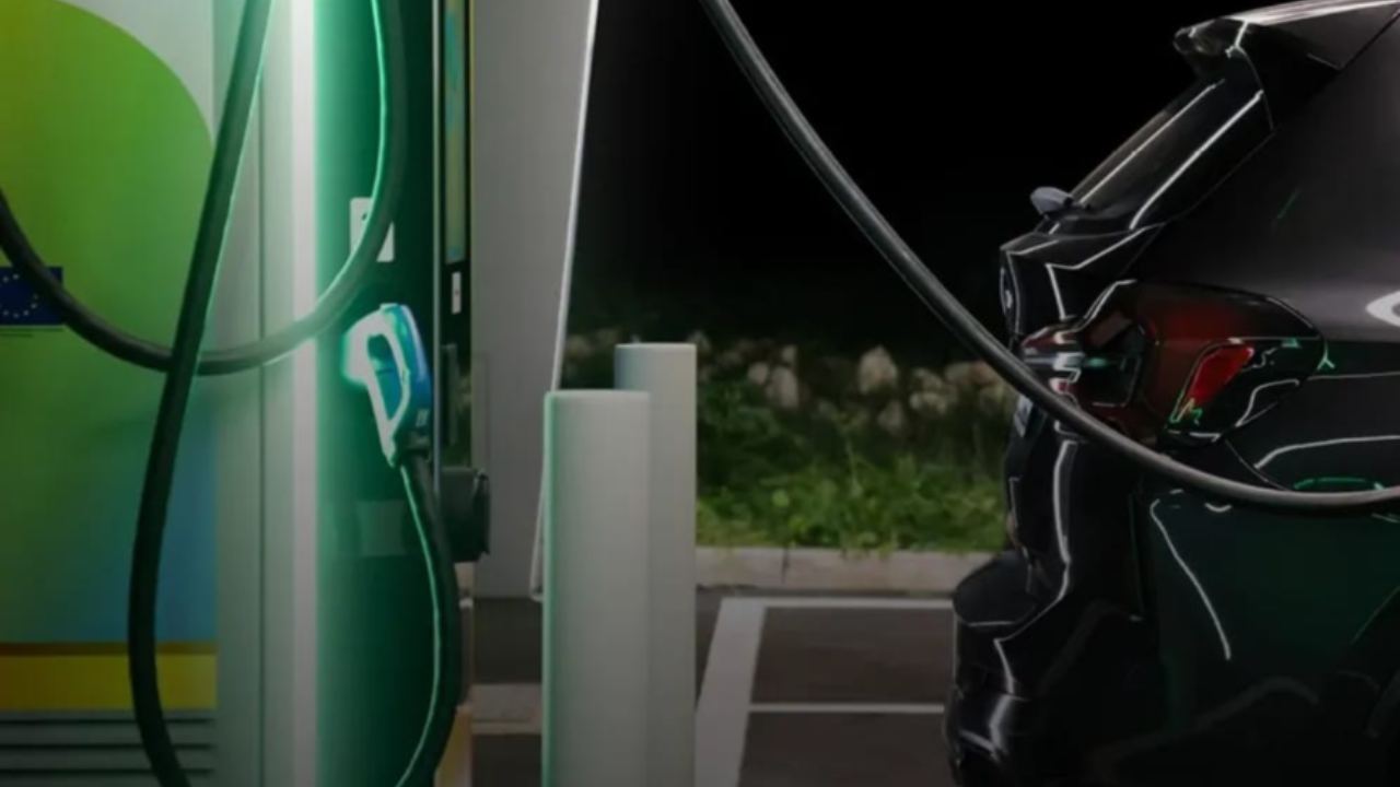 Auto elettrica in carica