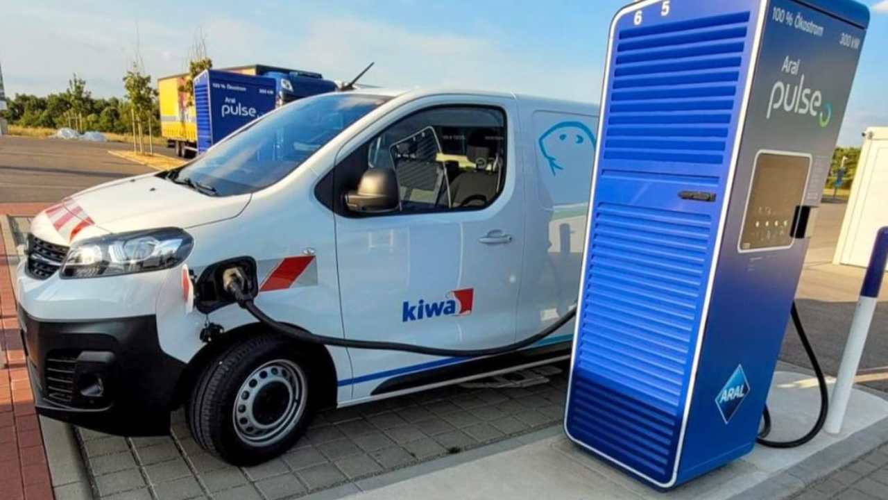 Auto elettrica in carica