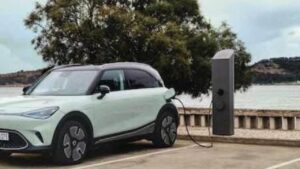 Auto elettrica in carica