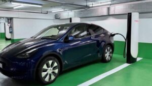 Auto elettrica in ricarica