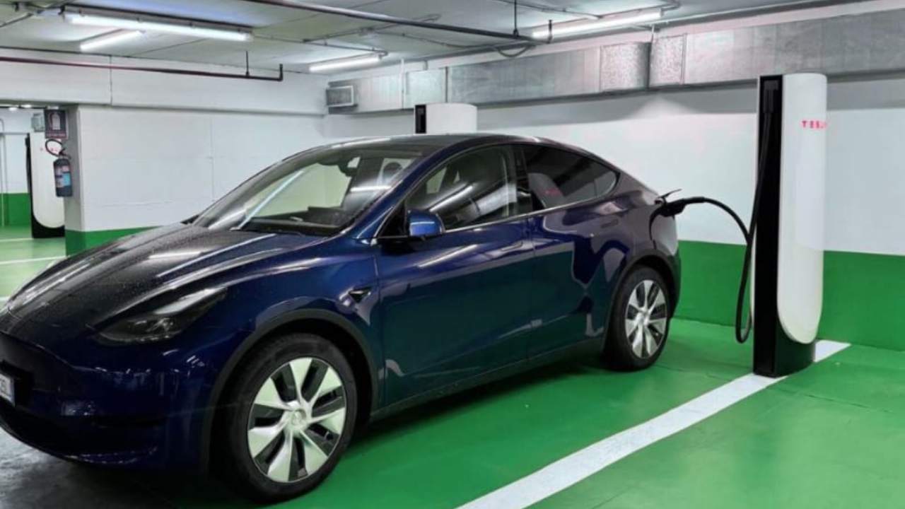 Auto elettrica in ricarica