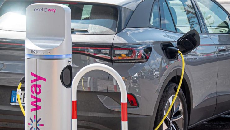 Auto elettrica in ricarica