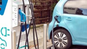 Auto elettrica in ricarica