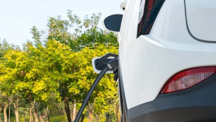 Auto elettrica in ricarica