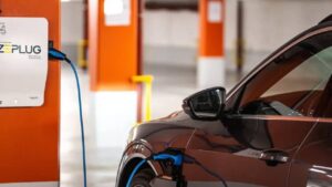 Auto elettrica in ricarica